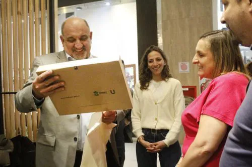 202510231140231493a1bf6a52e8dcf4e0262e0058db65_min