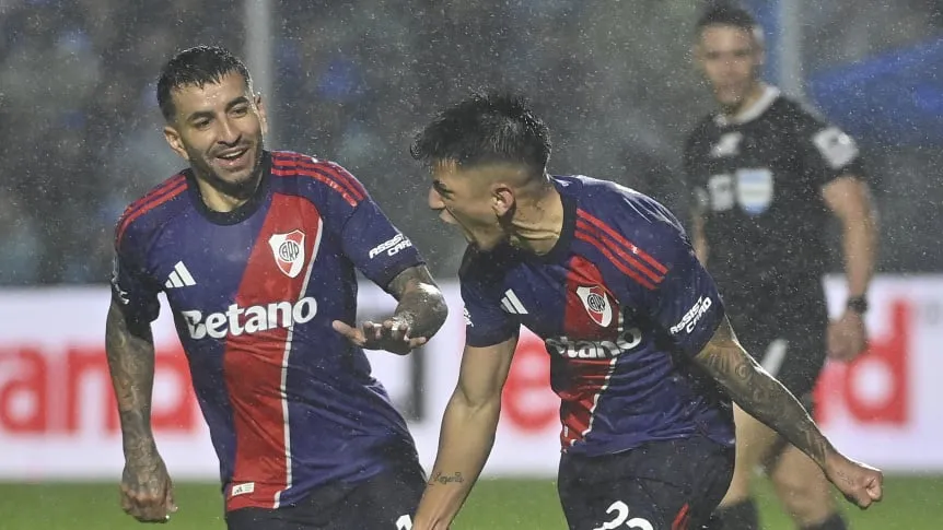angel-correa-y-thiago-almada-festejando-el-gol-del-triunfo-bajo-la-lluvia-de-tucuman_862x485