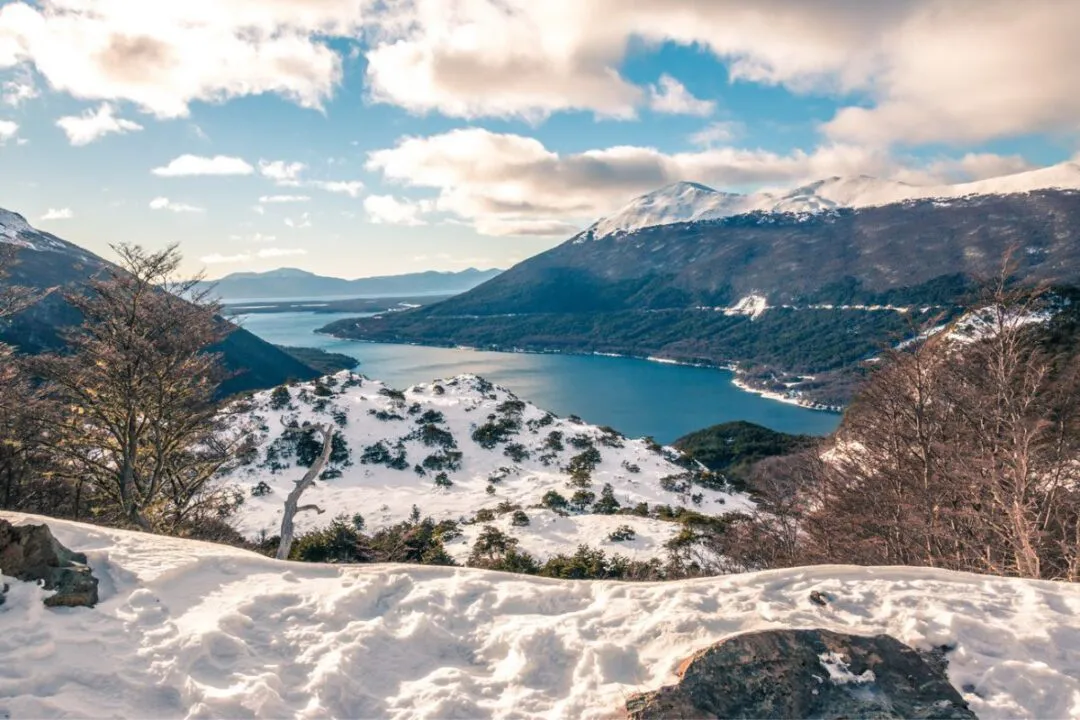 Lago-Escondido-Nieve-y-Sol-Turismo-en-Ushuaia-1080x720